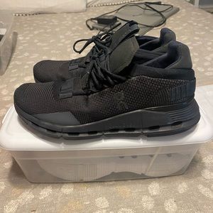 Cloudnova in All Black.BRAND NEW NEVER WORN